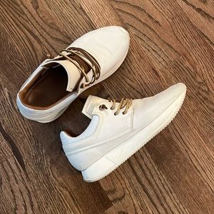 Esseutesse’s Non-Fringe Sneakers